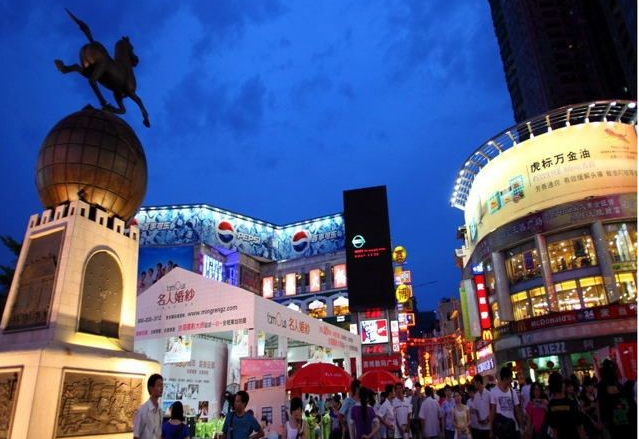 牛仔裤批发哪里拿货好？全国比较知名的牛仔裤批发市场推荐