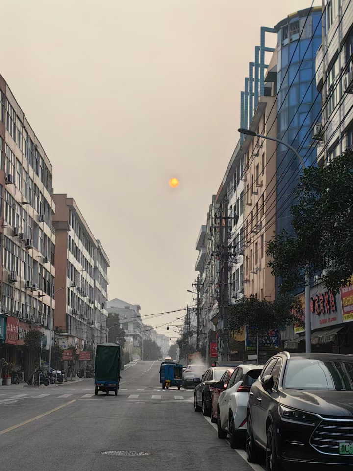 繁荣的下沉市场，救不了无聊的小镇青年