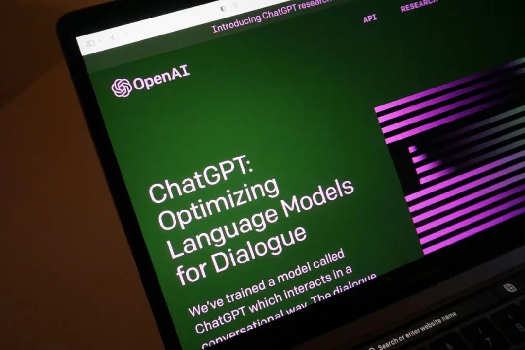 OpenAI向左，Meta往右